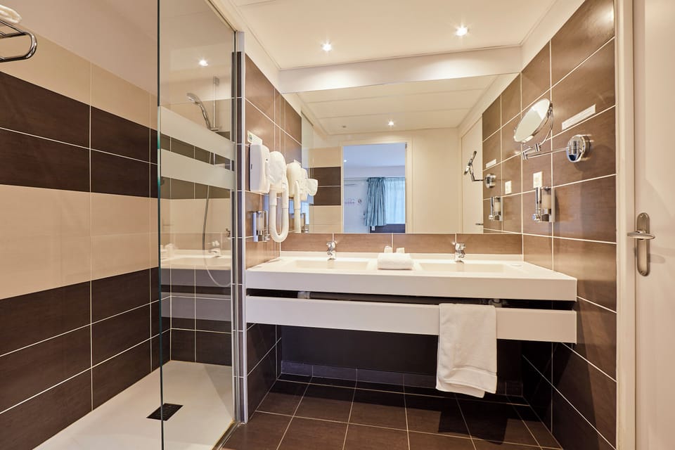 Superior Double Room | Bathroom | Hair dryer, heated floors, towels, soap