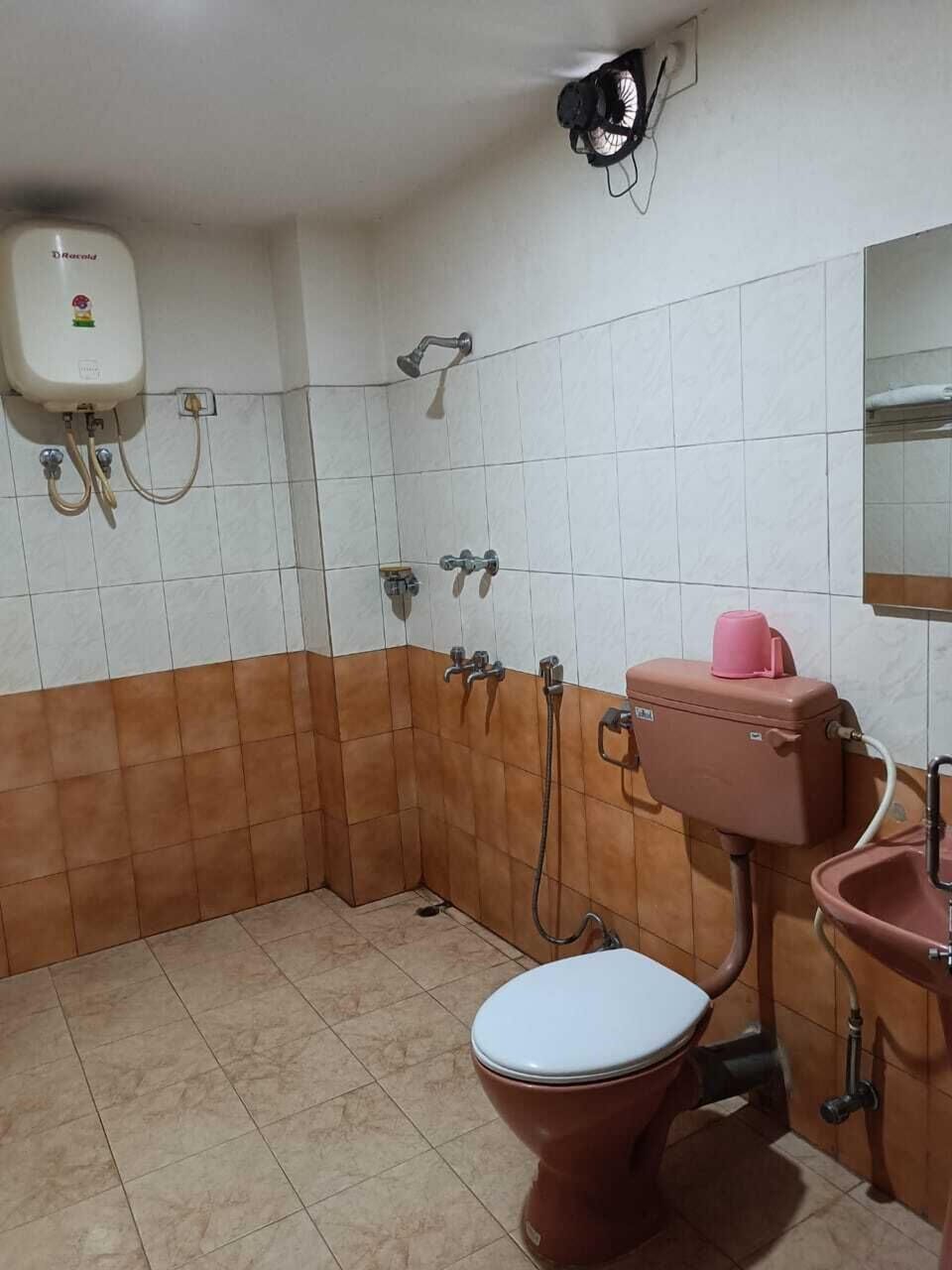 Business Room | Bathroom | Shower, rainfall showerhead, slippers, towels