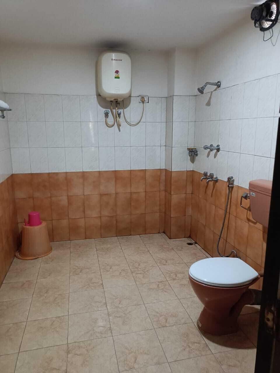 Business Room | Bathroom | Shower, rainfall showerhead, slippers, towels