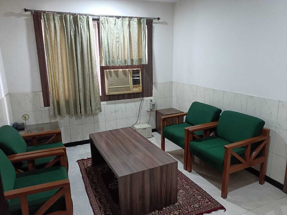Business Room | In-room safe, desk, soundproofing, free WiFi