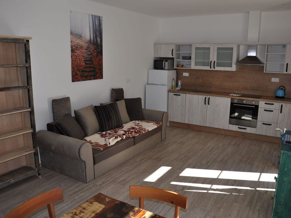 Brown, Table, Furniture, Couch, Property, Picture Frame, Cabinetry, Wood, Interior Design, Living Room