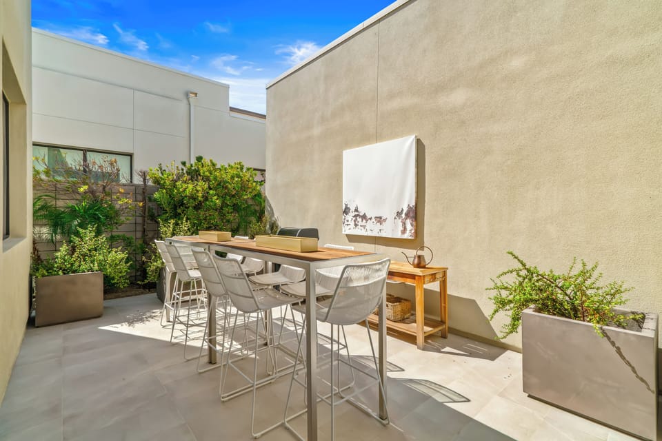 Outdoor Patio: Dine al fresco under the Palm Springs sky with outdoor seating for up to 10 and a gas BBQ grill—perfect for relaxed lunches, desert dinners and memorable evenings with family and friends.