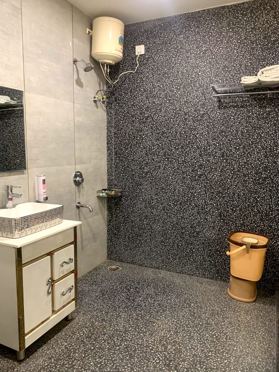 Deluxe Room | Bathroom | Shower, rainfall showerhead, free toiletries, bathrobes