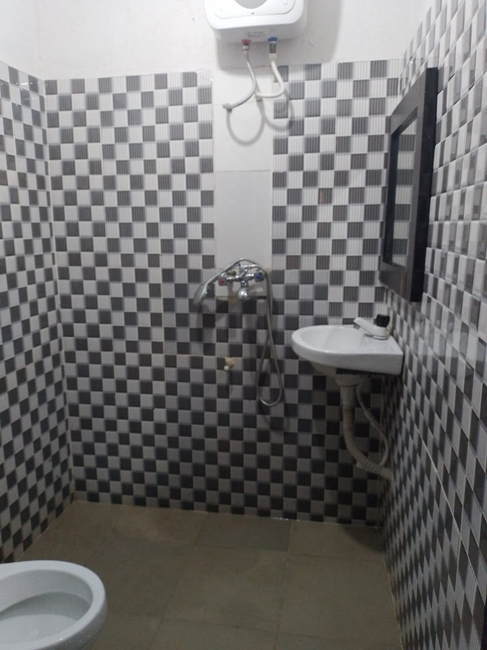 Business Room | Bathroom | Rainfall showerhead, free toiletries, towels, soap