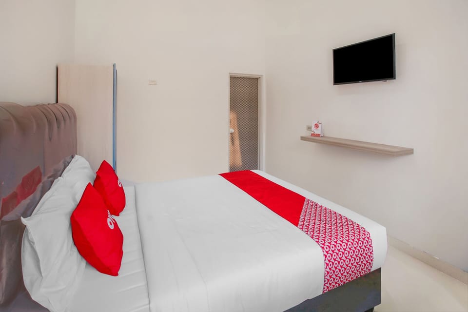 Standard Double Room | Desk, laptop workspace, WiFi (free), bed sheets