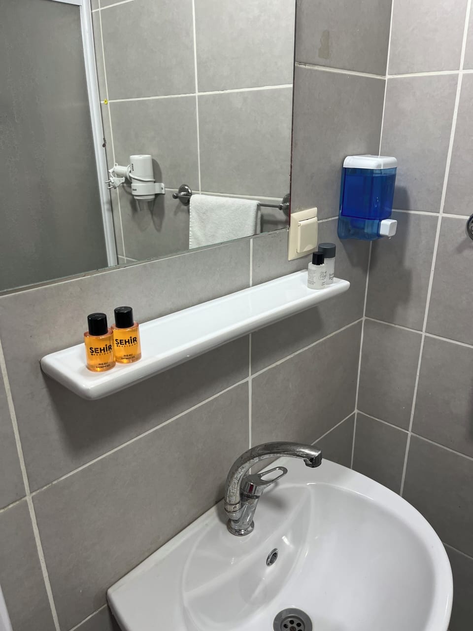 Shower, rainfall showerhead, free toiletries, hair dryer