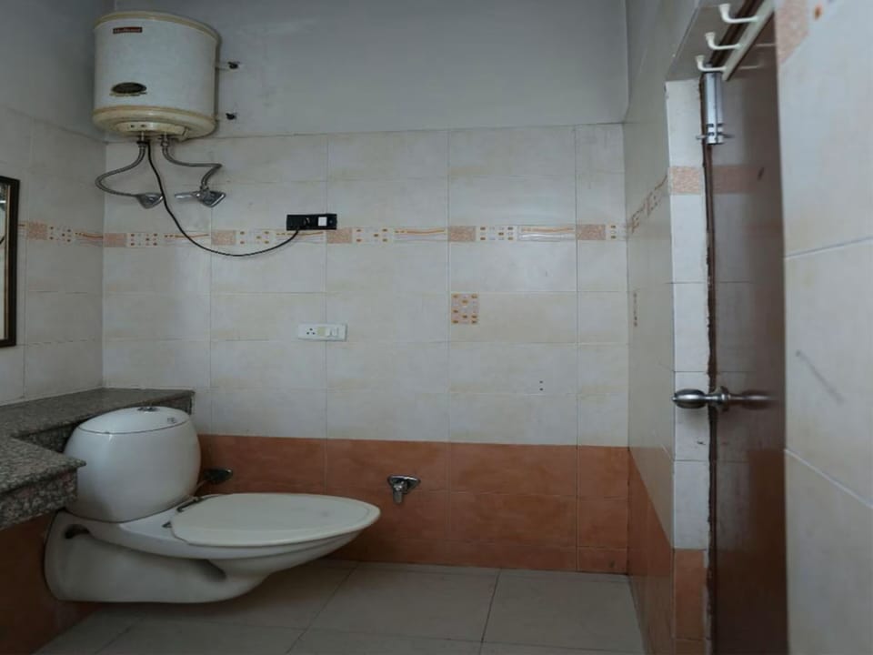 Deluxe Room | Bathroom | Shower, rainfall showerhead, free toiletries, bathrobes