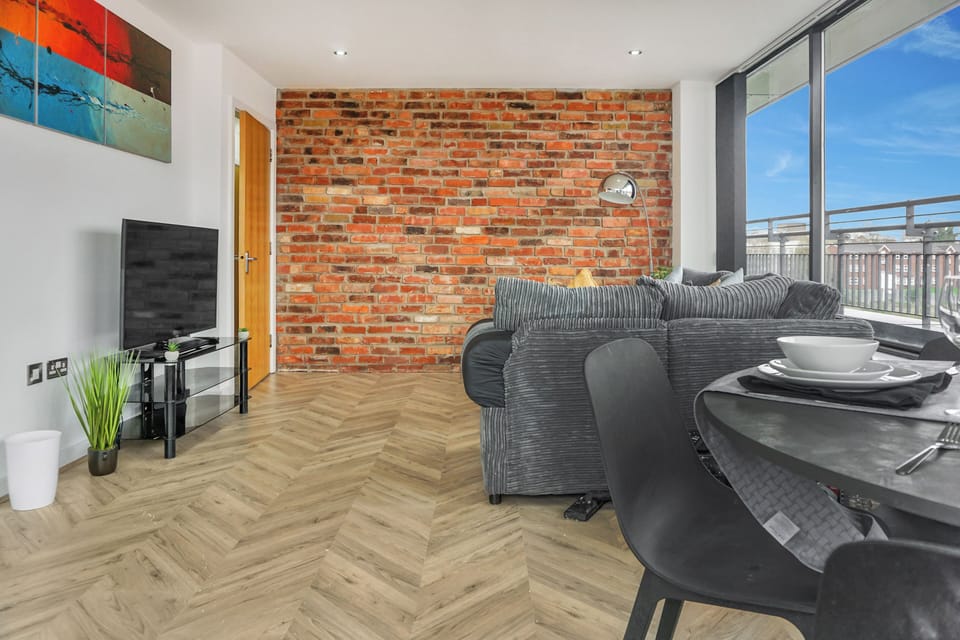 2 Bed Penthouse-sleeps 4 With Wraparound Balcony Apartment in Birmingham