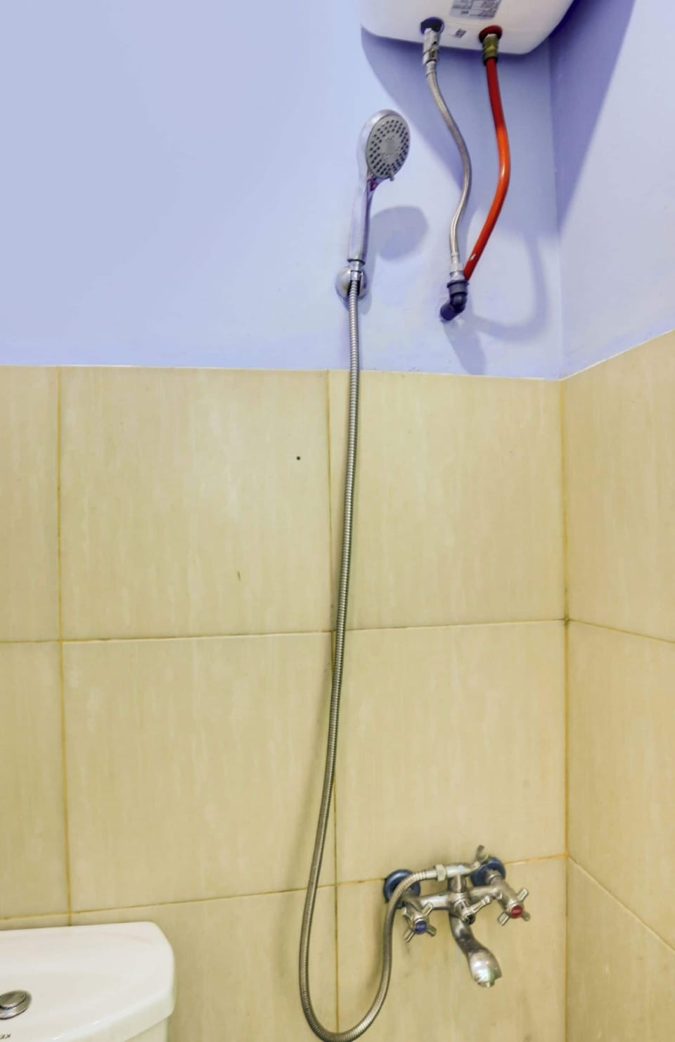 Standard Double Room | Bathroom | Shower, rainfall showerhead, soap
