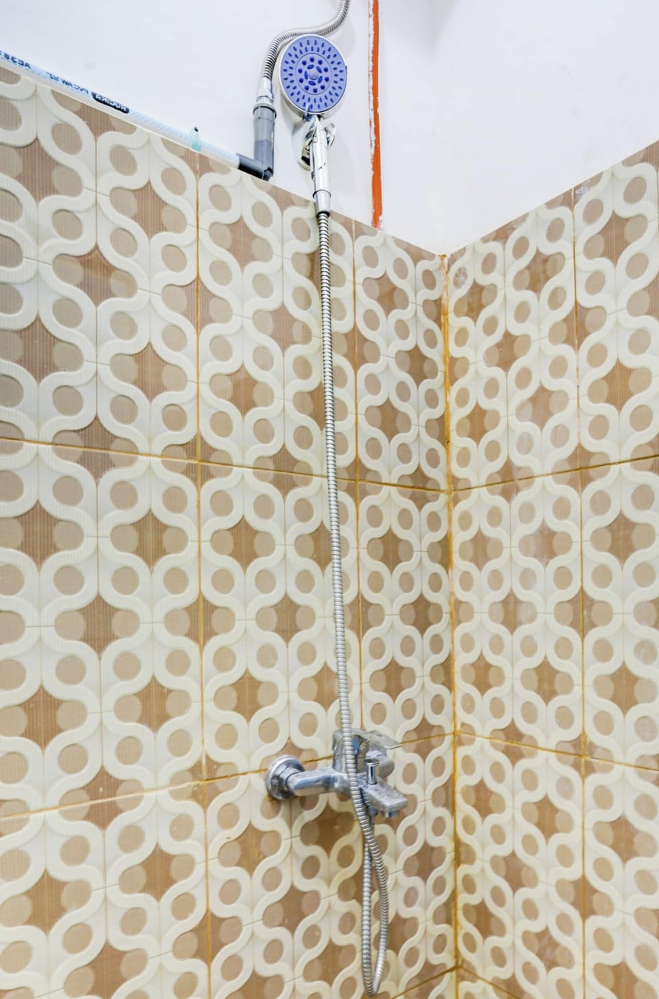Standard Single Room | Bathroom | Shower, rainfall showerhead, soap