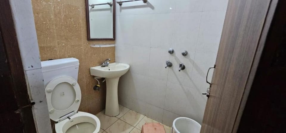Shower, rainfall showerhead, free toiletries, towels