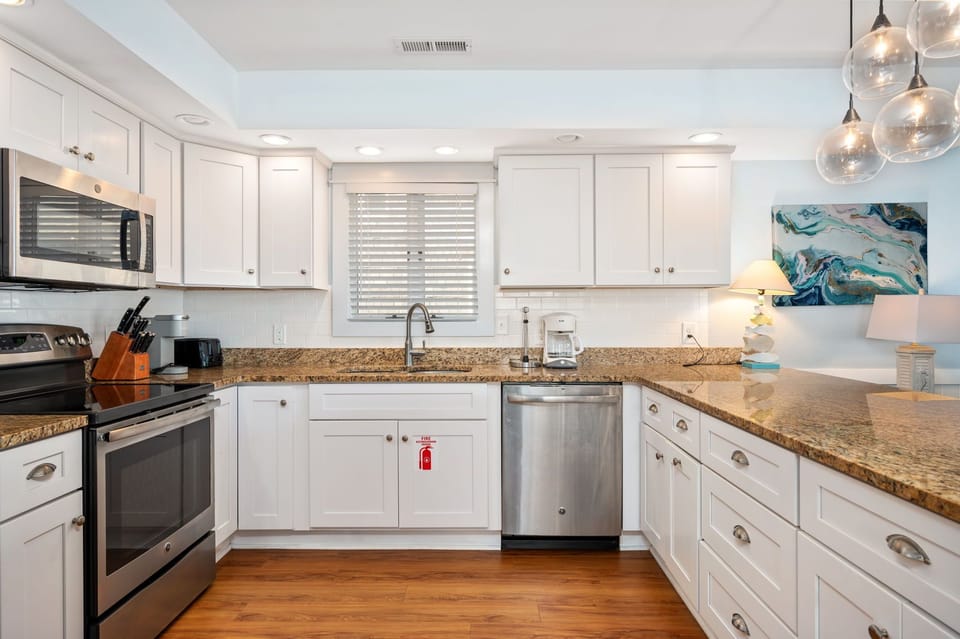 NH431: Sandy Too | ML Kitchen, Island Seating for 4