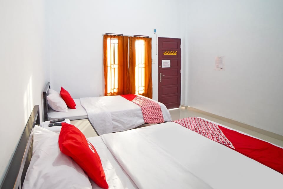 Deluxe Twin Room | Desk, laptop workspace, WiFi (free), bed sheets
