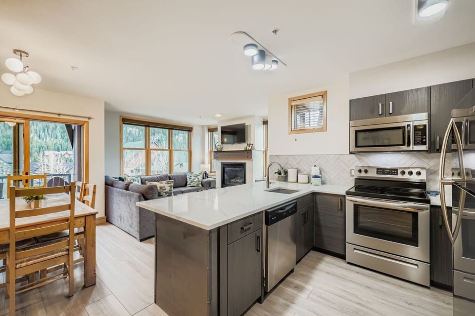 Condo, 3 Bedrooms | Private kitchen | Coffee/tea maker, fridge, oven, toaster