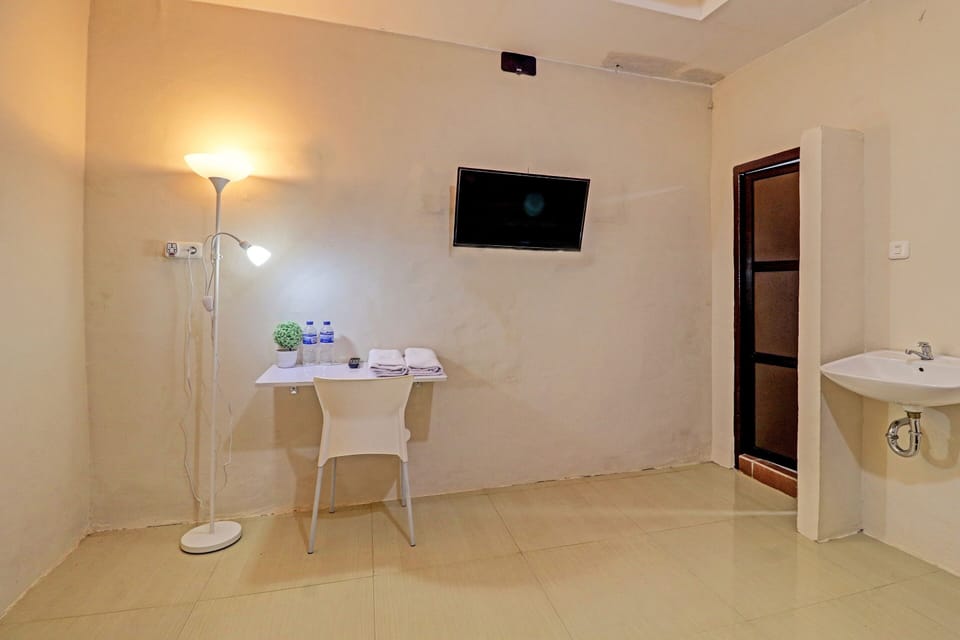 Deluxe Double Room | Laptop workspace, bed sheets
