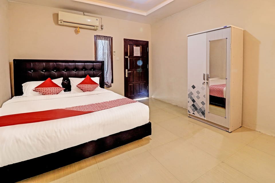 Deluxe Double Room | Laptop workspace, bed sheets