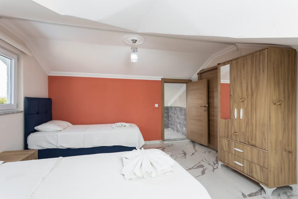 Twin bedroom with A/C and en suite bathroom