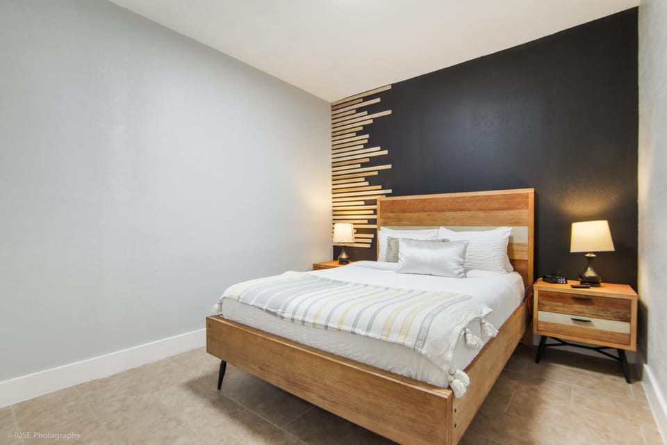 Room 6: Queen size bed, 2-night stands