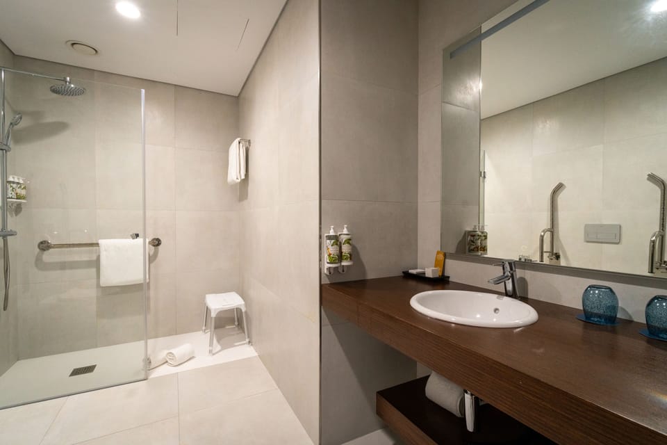 Superior Double Room | Bathroom | Towels