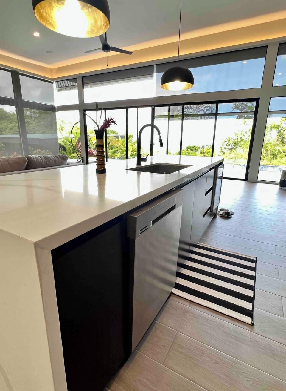 Modern amenities including dishwasher and a wine fridge🥂