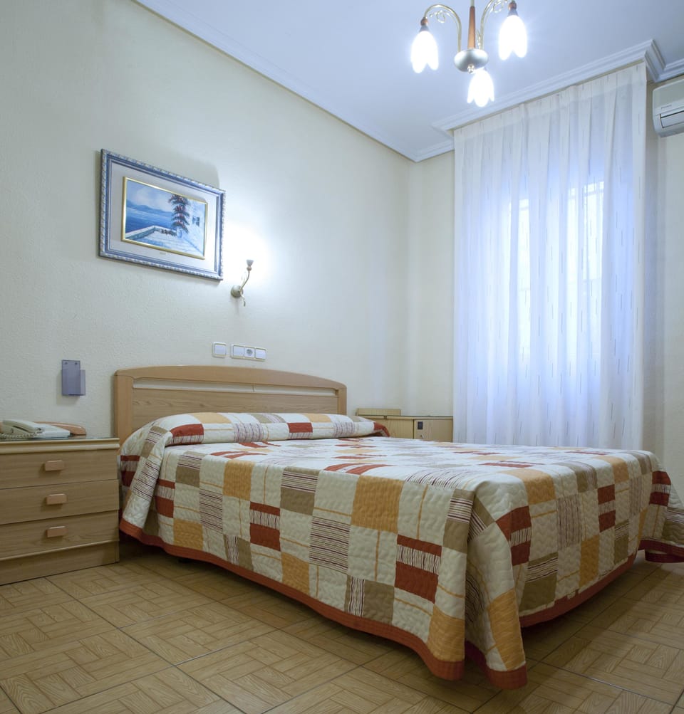 Minibar, in-room safe, desk, iron/ironing board