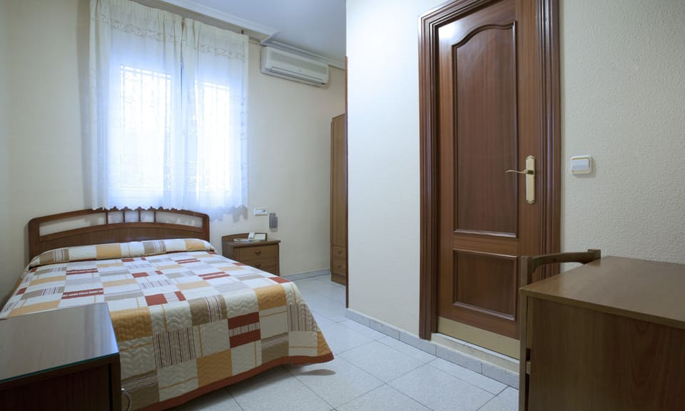 Single Room | Minibar, in-room safe, desk, iron/ironing board