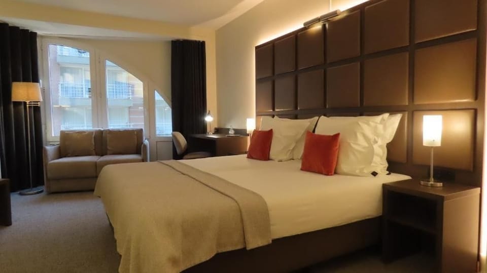 Superior Twin Room | Down comforters, in-room safe, desk, laptop workspace
