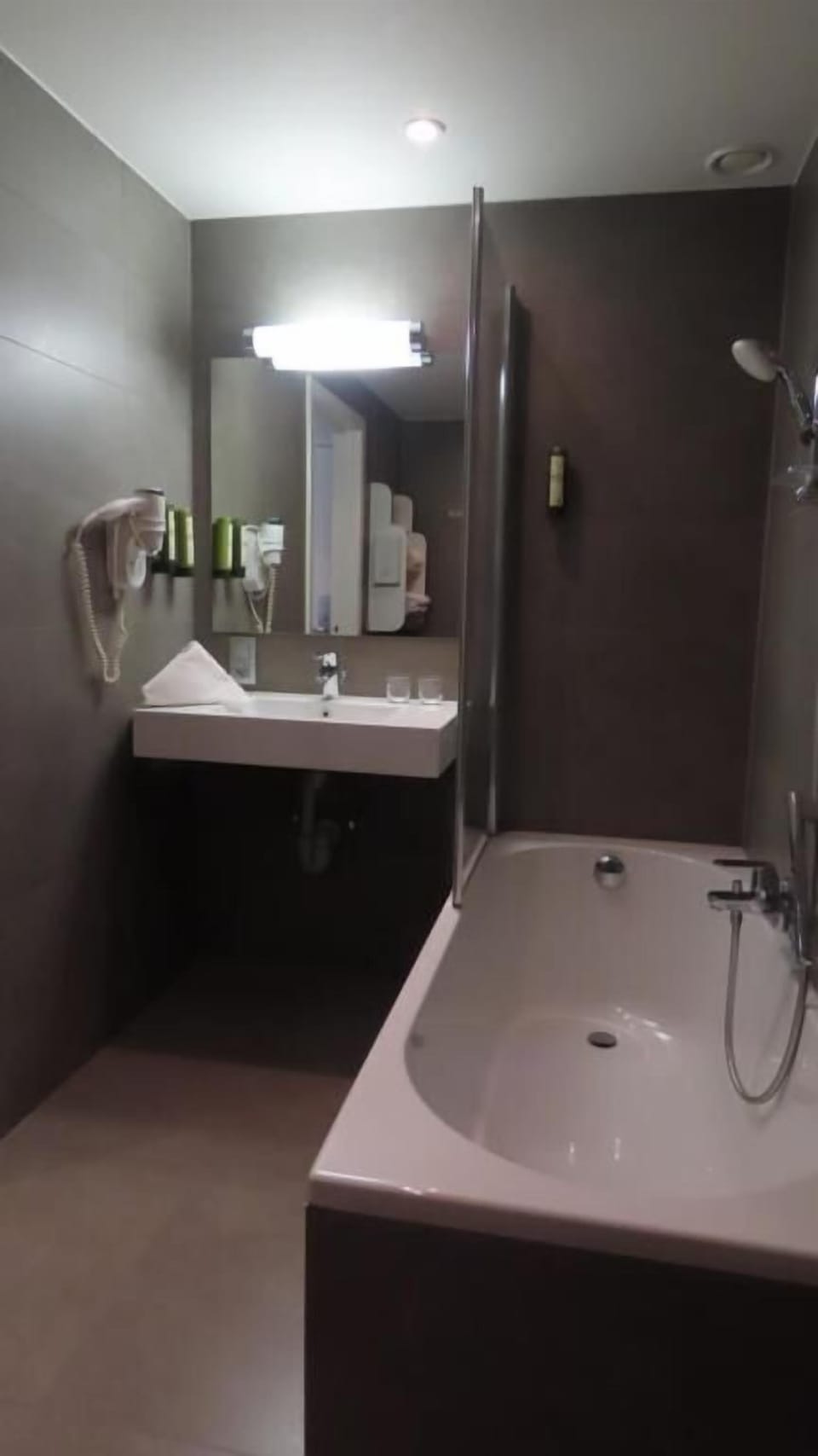Standard Twin Room | Bathroom | Free toiletries, hair dryer, towels, soap