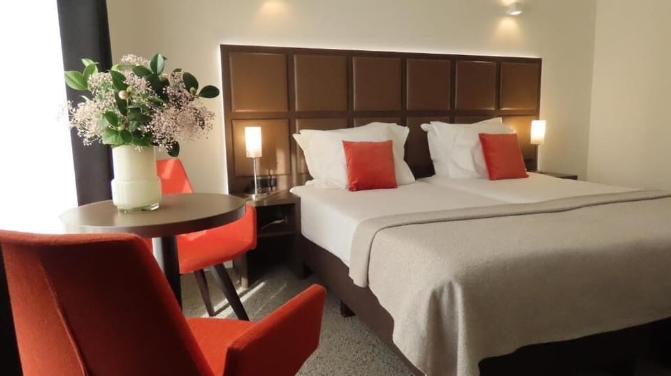 Standard Twin Room | Down comforters, in-room safe, desk, laptop workspace