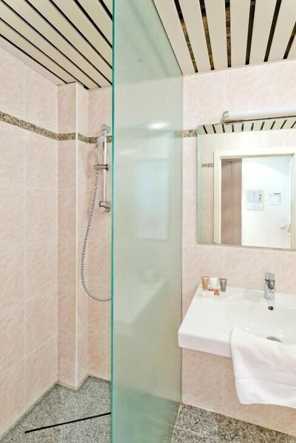 Superior Twin Room | Bathroom shower