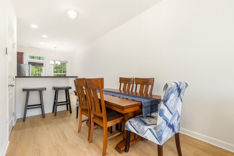 Large dining table with seating for 6 with additional 2 bar seats.