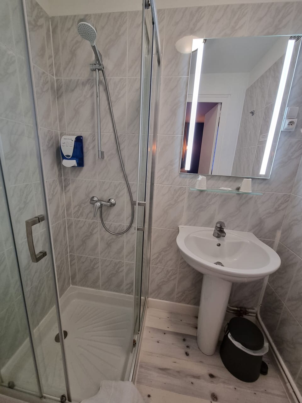 Classic Double Room | Bathroom | Shower, hair dryer, towels