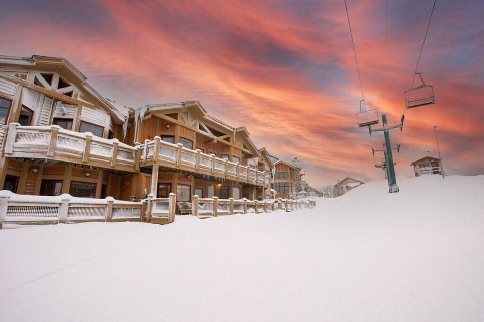 Experience ultimate convenience with ski-in/ski-out access right from your deck at 446 Southwinds. Step directly onto the slopes for hassle-free skiing adventures, making every moment of your stay effortlessly enjoyable.
