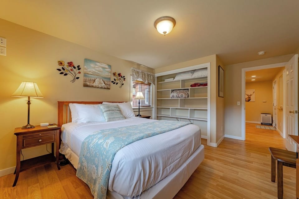 Beachcomber Queen Bed