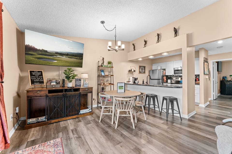 Seating for 4 at the dining table and counter  bar