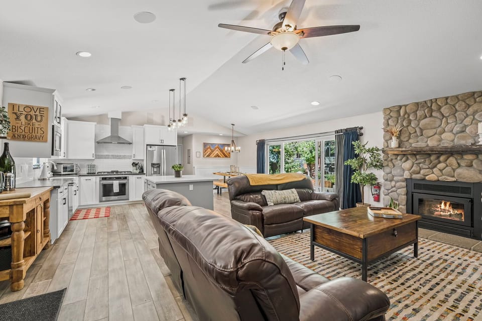 Gateway Getaway Living Room