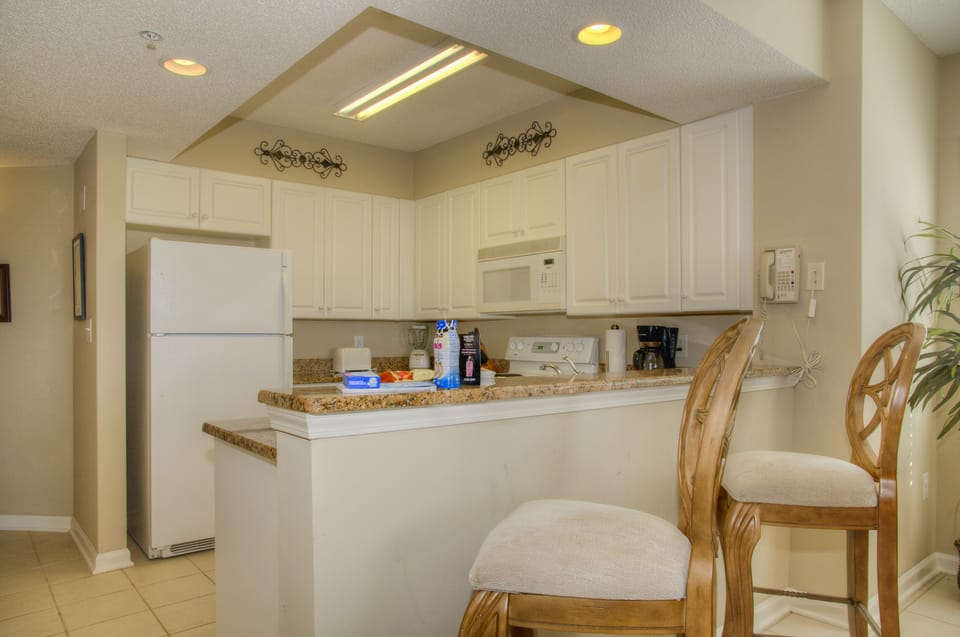 Luxury 4 Bedroom Condo with Full Kitchen and River View (Sleeps up to 8) | In-room dining