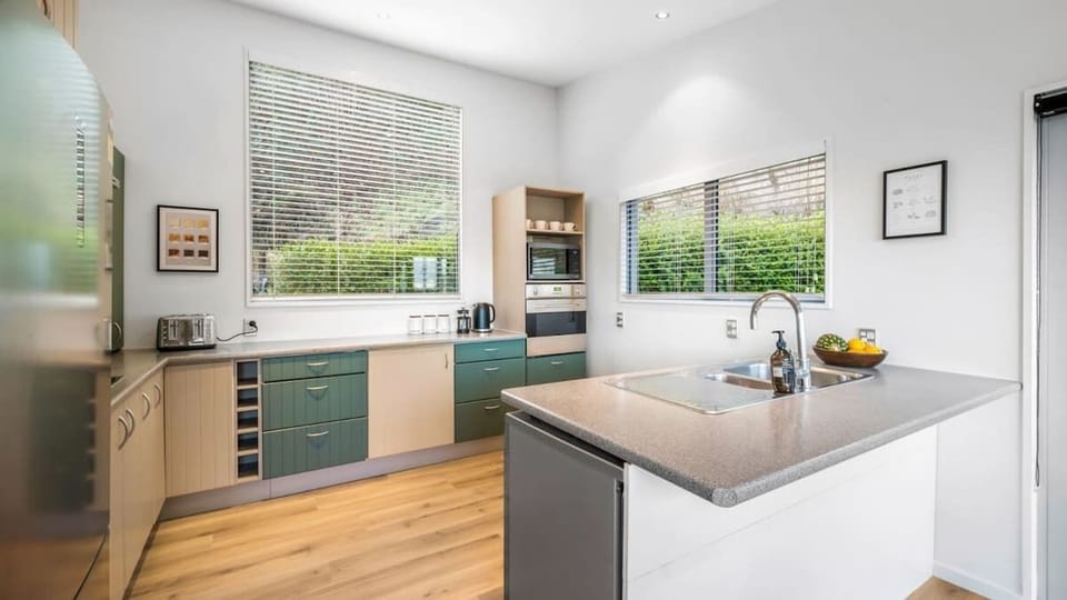 Functional Kitchen with Patio and BBQ
Enjoy a fully equipped kitchen with ample counter space, modern appliances, and direct access to the patio with a BBQ, ideal for al fresco dining while soaking in the lake and mountain scenery.