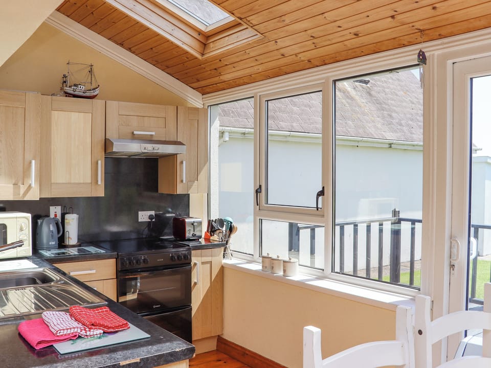 Cottage | Private kitchen | Fridge, dishwasher, electric kettle, toaster