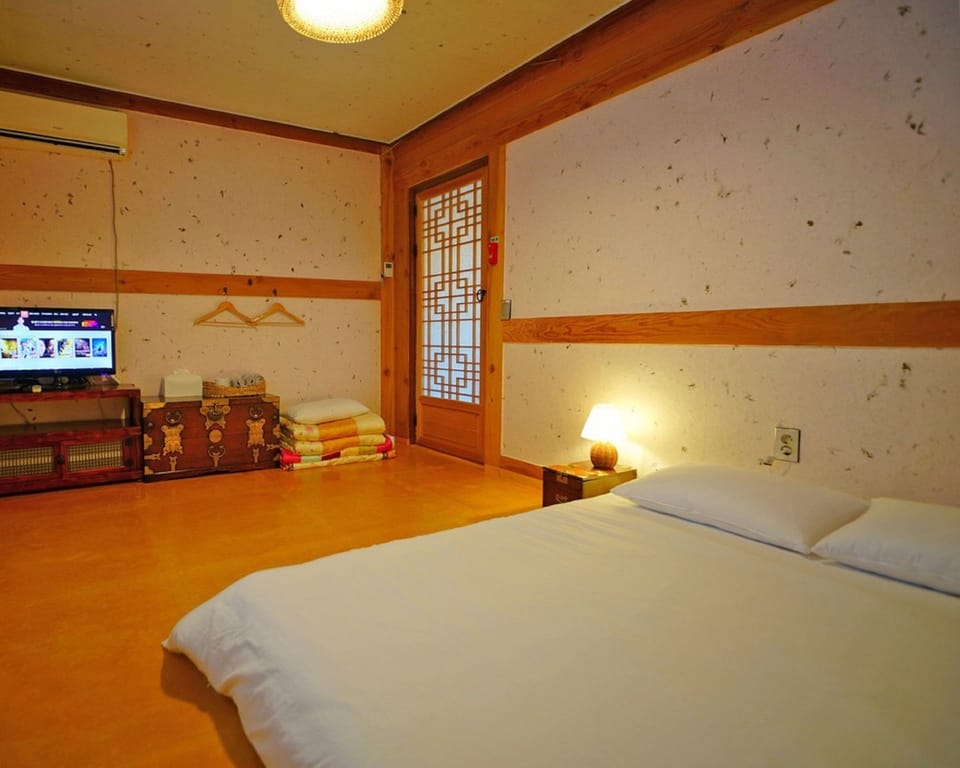 Goeul | Premium bedding, free WiFi, bed sheets