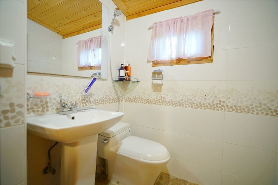 Sarang | Bathroom | Shower, free toiletries, hair dryer, slippers