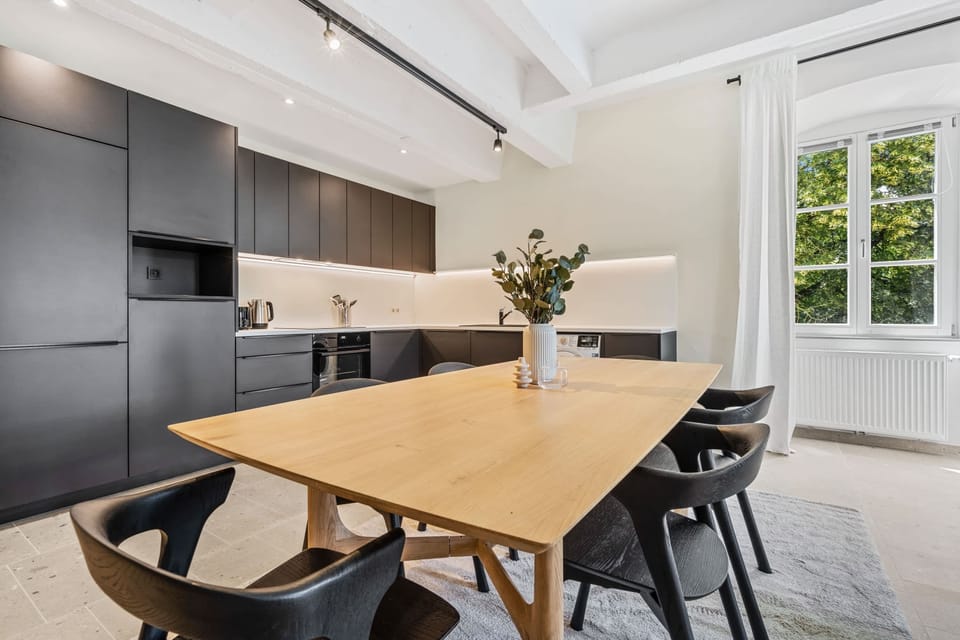 Stylish dining area with a modern kitchen backdrop—perfect for gourmet experiences.