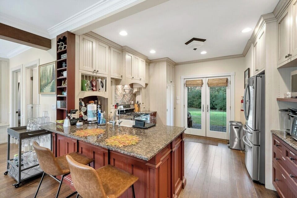 Waterfront Cottage Kitchen - There's two fresh drinking water spouts in the kitchen and an electric kettle for instant coffee, tea, or hot cocoa.