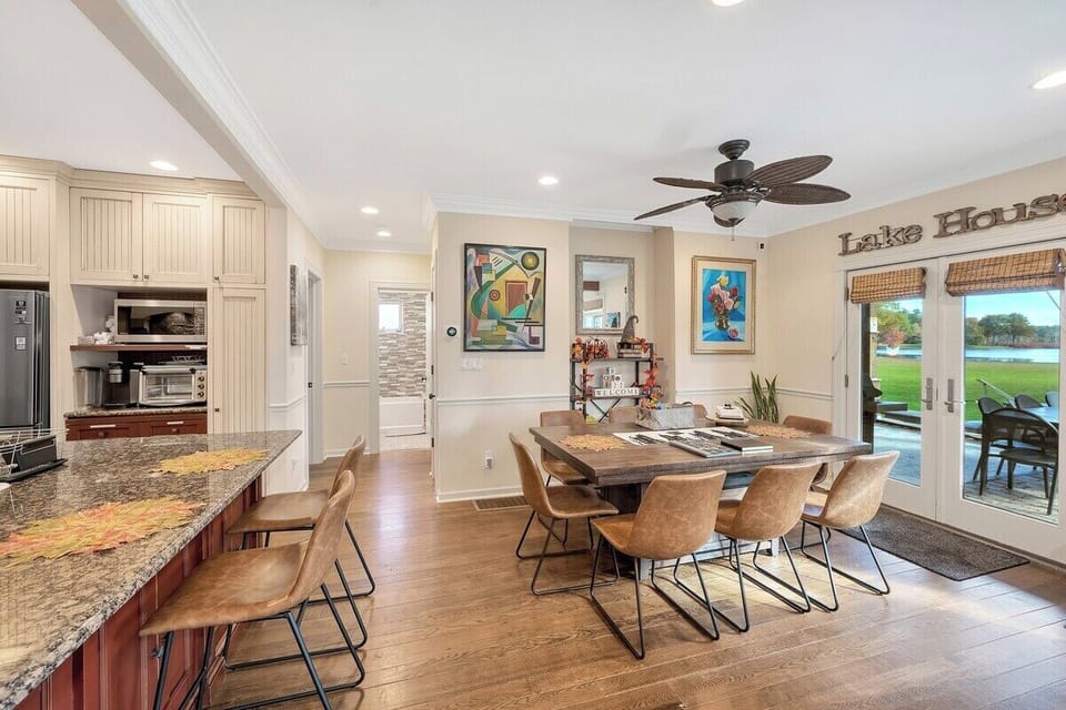 Waterfront Cottage Dining room for 10