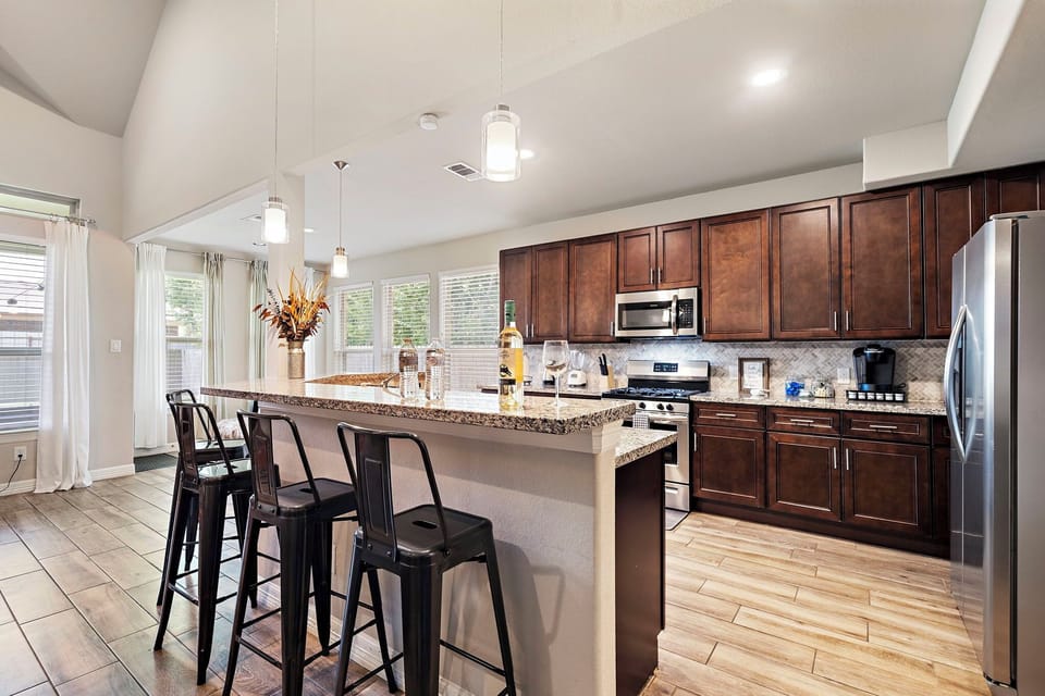Fully equipped kitchen with high quality granite countertops.