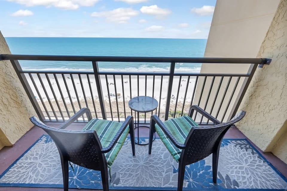 Balcony with Amazing Views of the Ocean