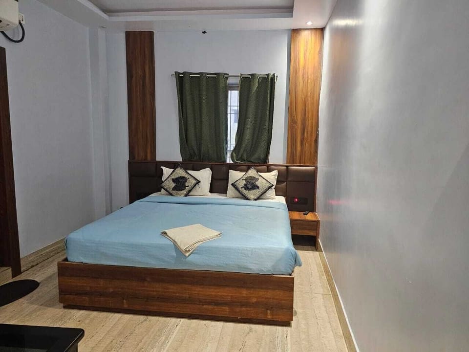 1 bedroom, premium bedding, soundproofing, bed sheets