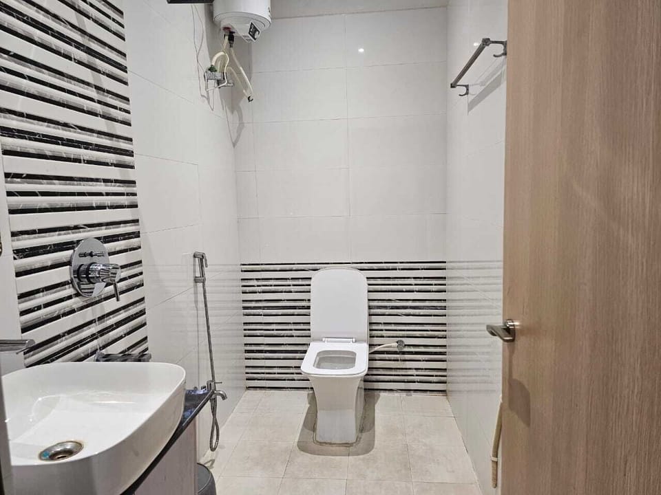 Shower, rainfall showerhead, free toiletries, bathrobes