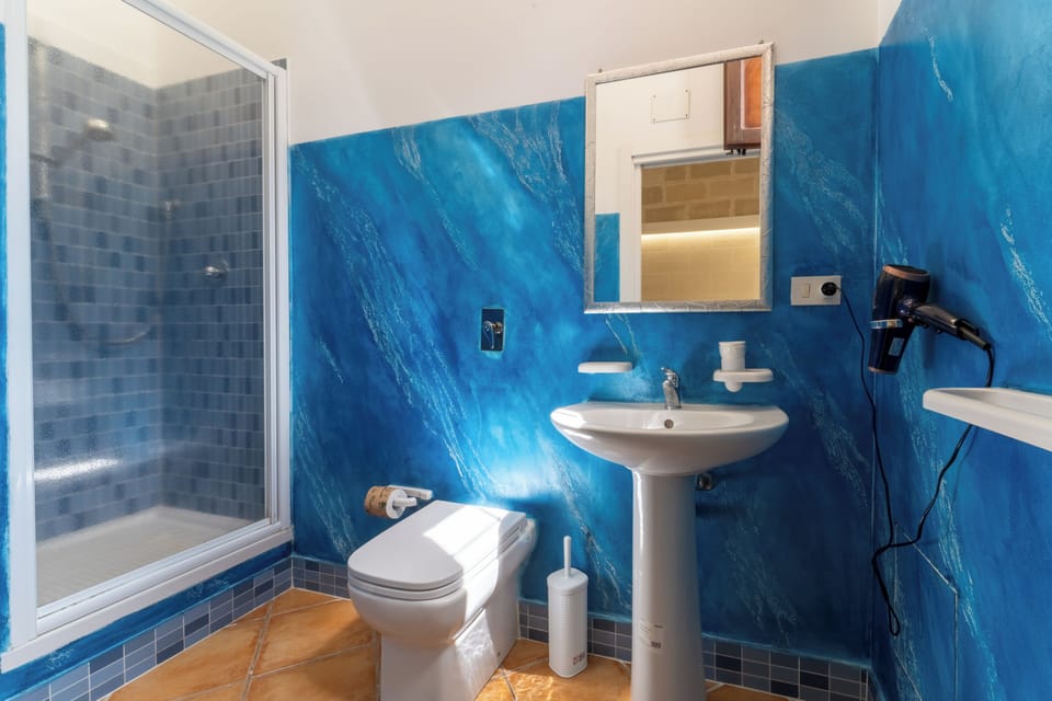 Basic Double or Twin Room (Sand) | Bathroom | Free toiletries, hair dryer
