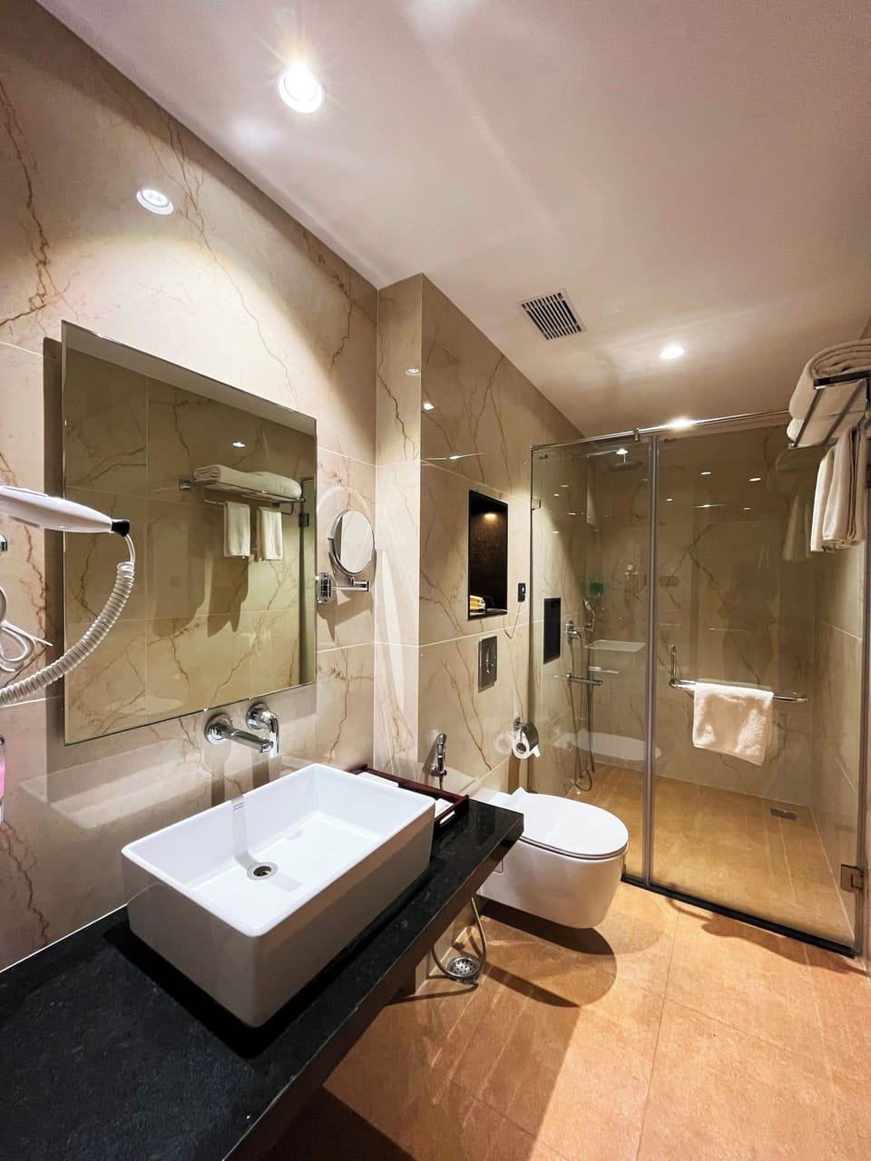 Premium Room | Bathroom | Shower, rainfall showerhead, free toiletries, slippers